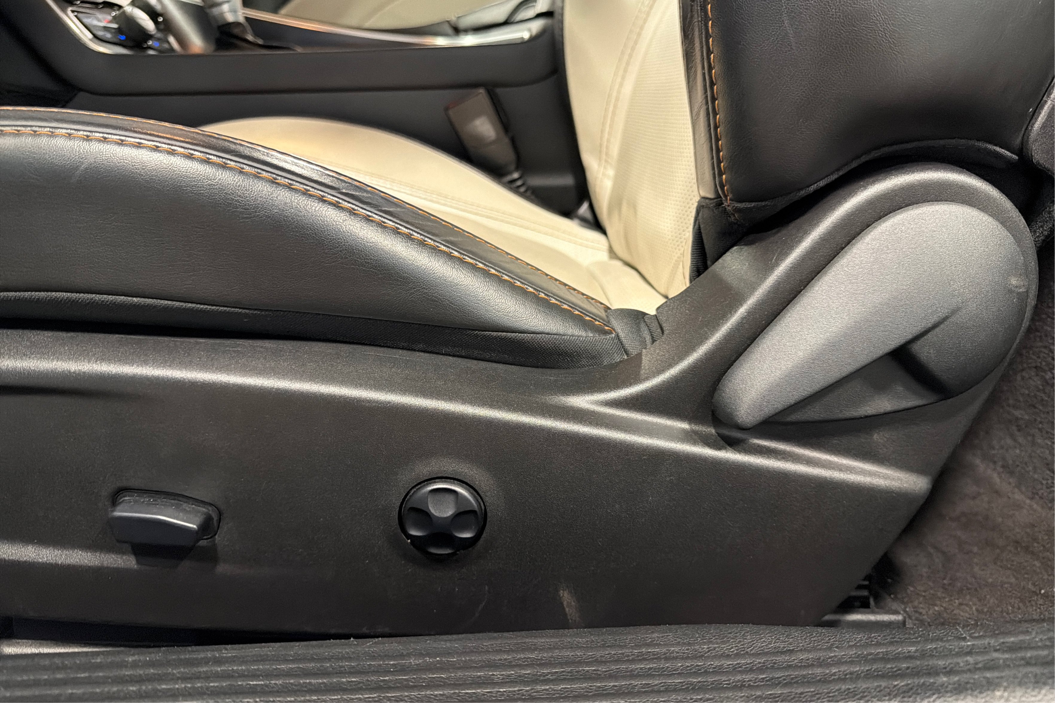 Used 2016 Dodge Challenger SXT Plus RWD image 18