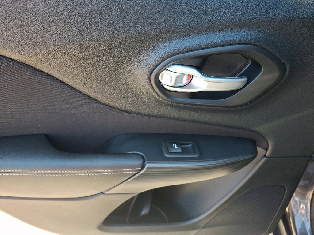 Used 2015 Jeep Cherokee Latitude w/ Comfort/Convenience Group image 19