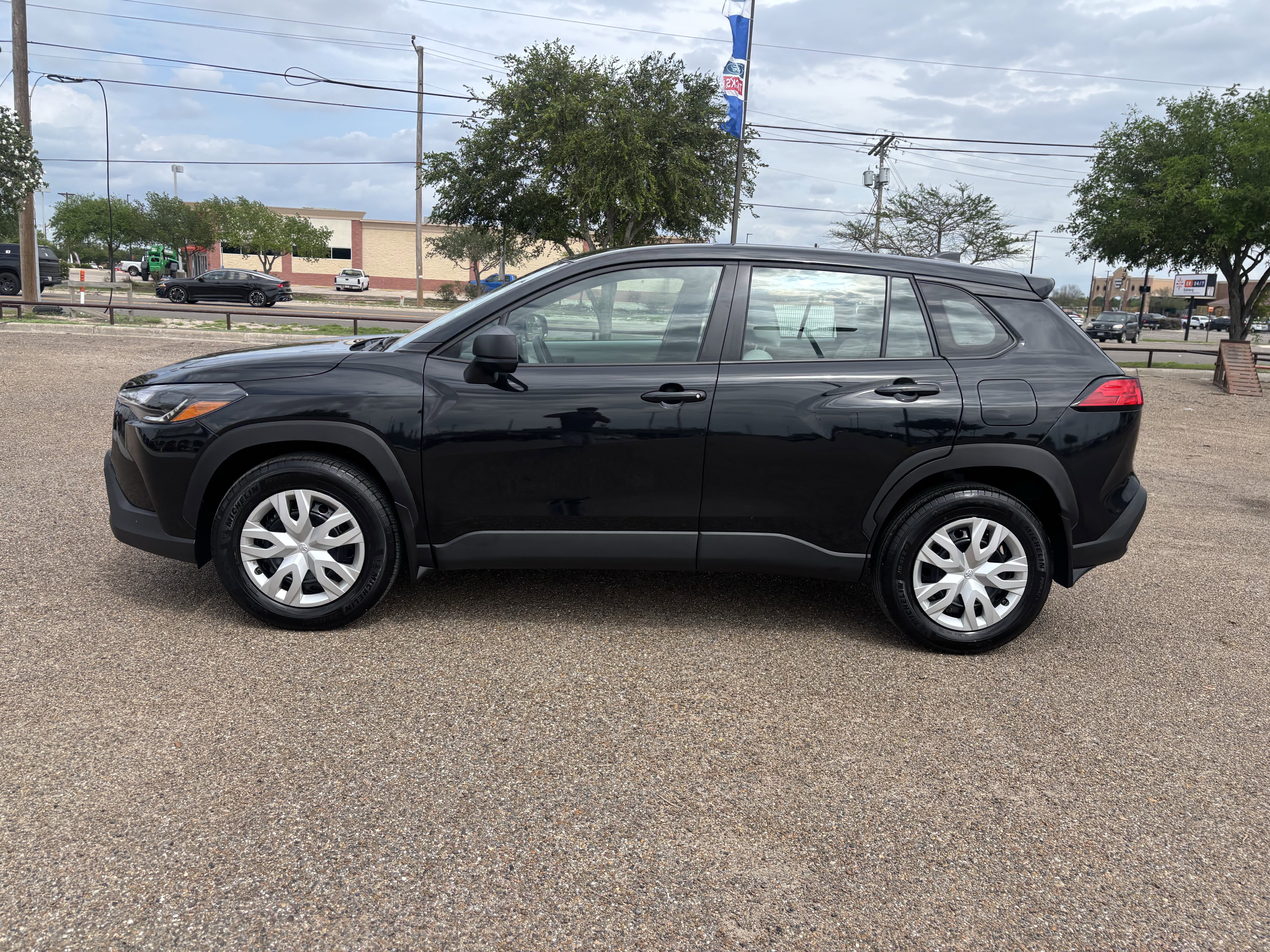 Used 2025 Toyota Corolla Cross L FWD image 2