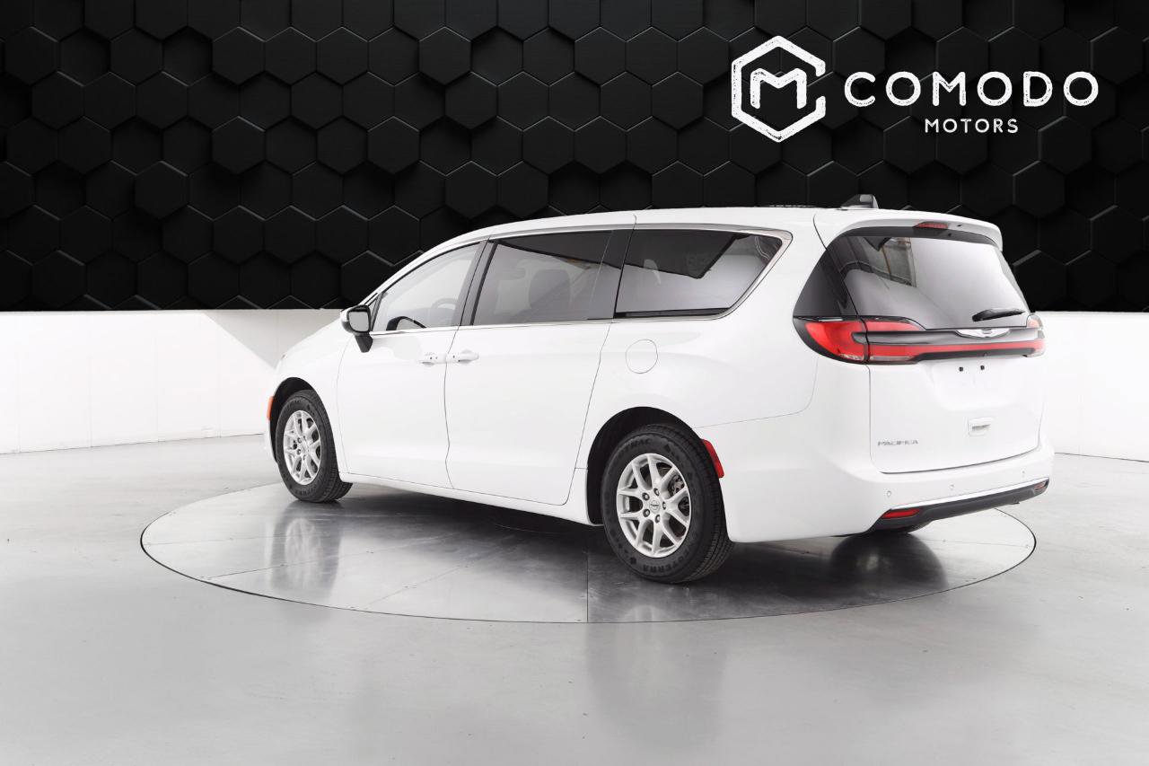 Used 2023 Chrysler Pacifica Touring-L image 5