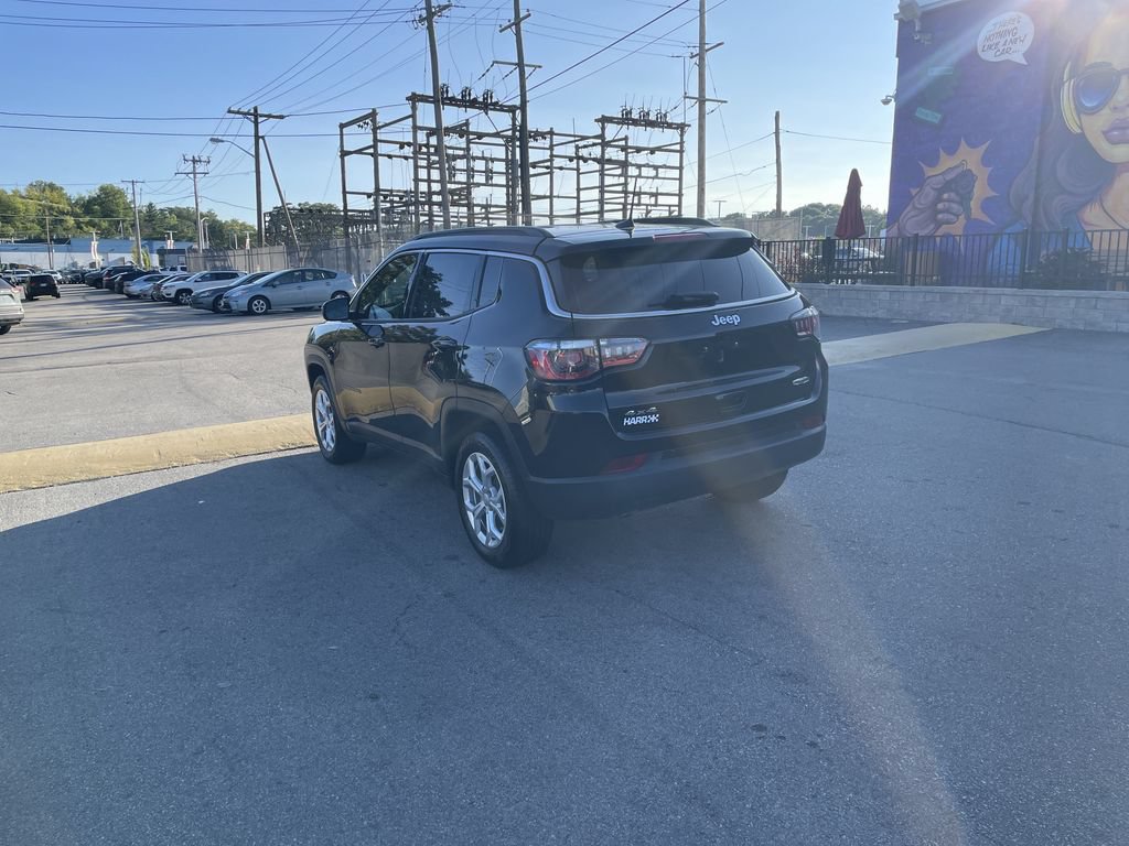 Used 2024 Jeep Compass Latitude AWD/4WD image 3