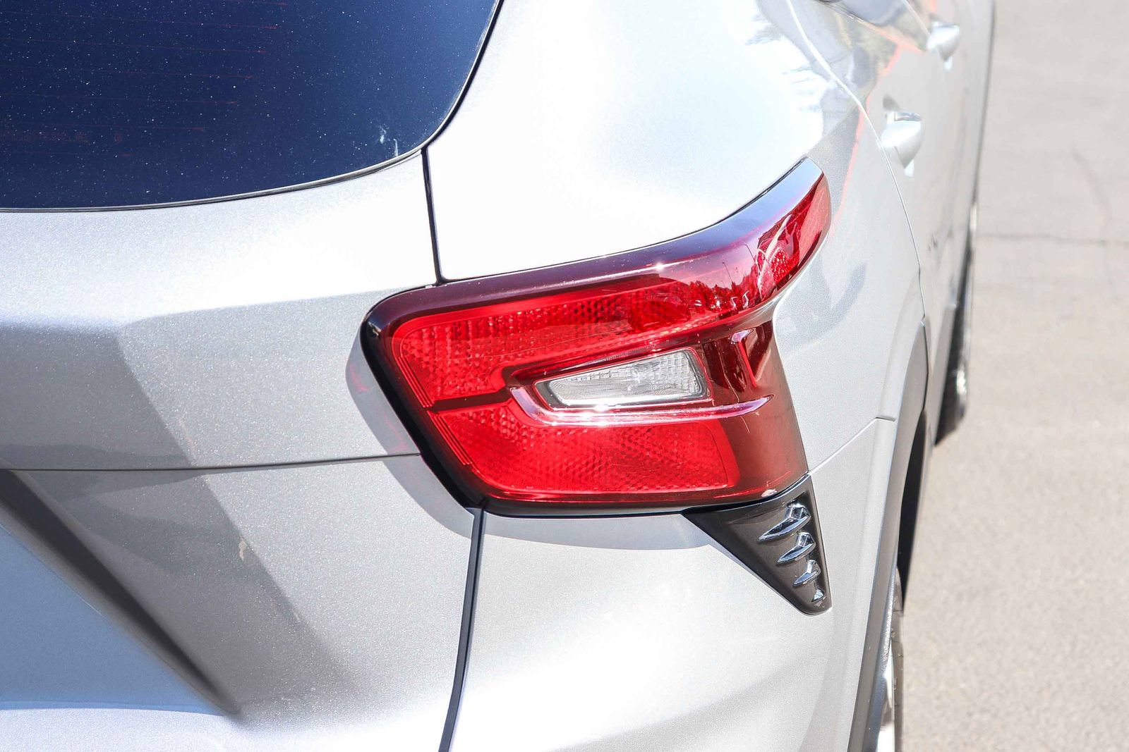 Used 2025 Chevrolet Trax LT FWD image 8