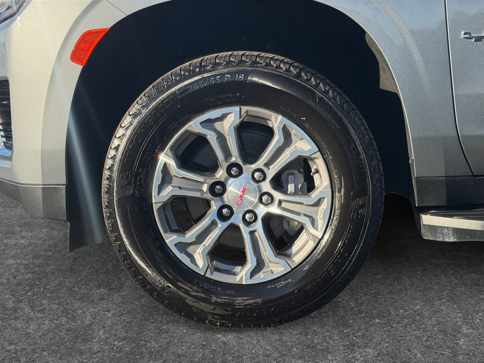 Used 2024 GMC Yukon SLE RWD image 9