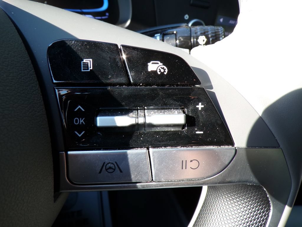Certified 2025 Hyundai Elantra Sport FWD image 30