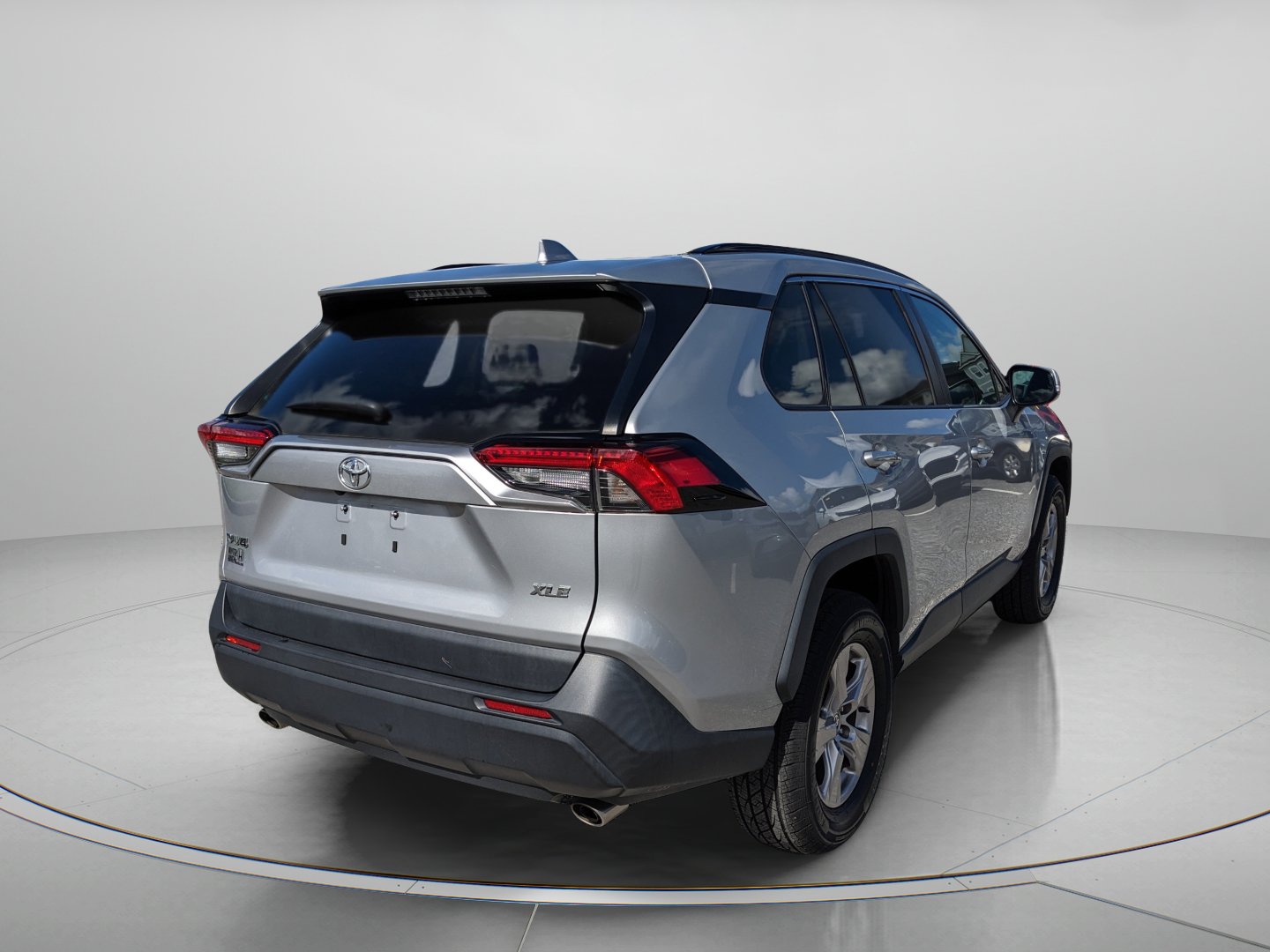 Used 2022 Toyota RAV4 XLE FWD image 8