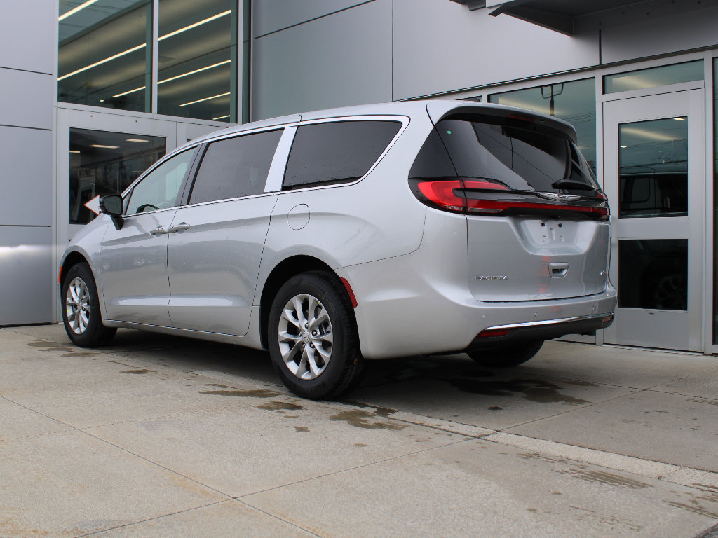 New 2026 Chrysler Pacifica Select image 6