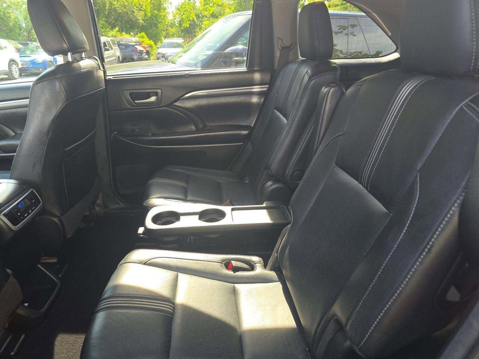 Used 2018 Toyota Highlander SE w/ Carpet Mat Package (TMS) AWD/4WD image 9