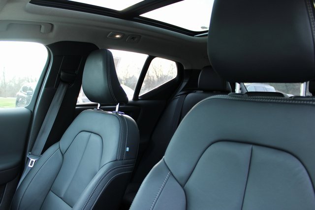 Used 2025 Volvo XC40 B5 Plus image 15
