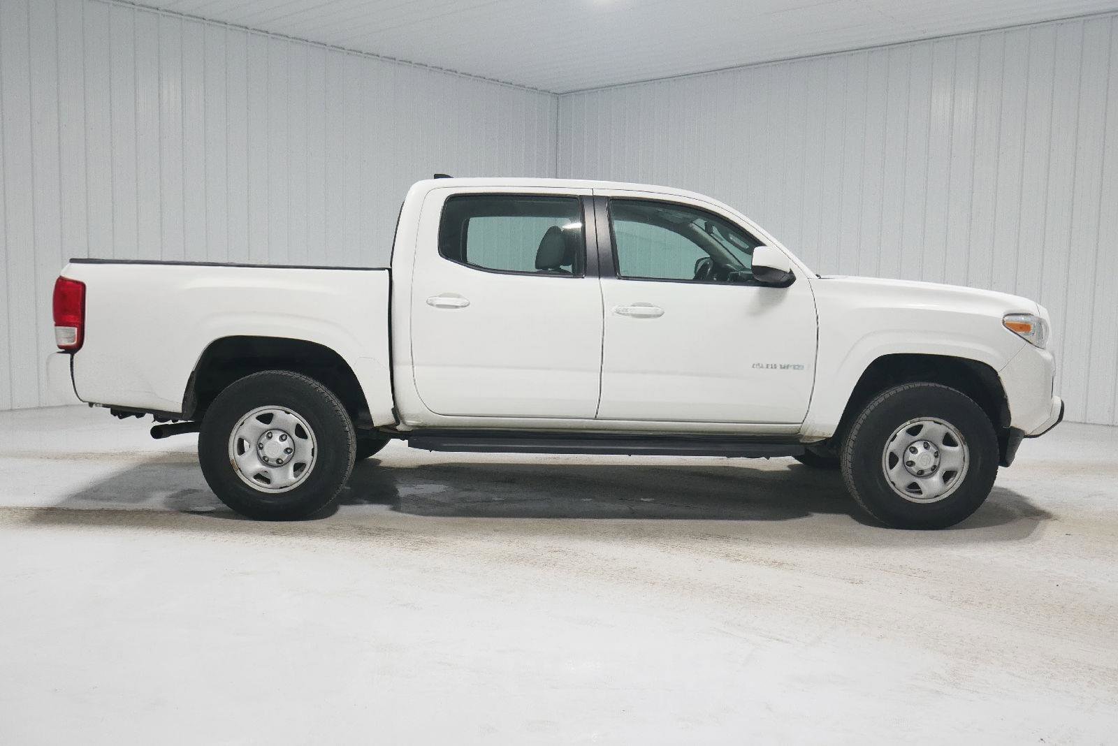 Used 2017 Toyota Tacoma SR image 4