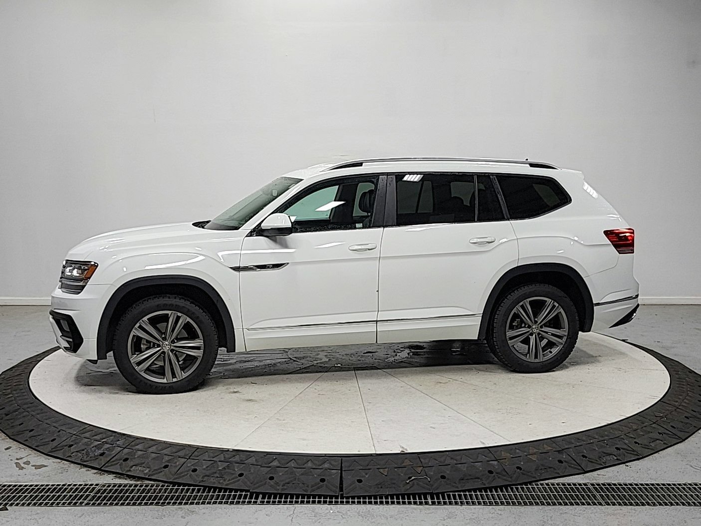 Used 2018 Volkswagen Atlas SE w/ R-Line Package AWD/4WD image 4
