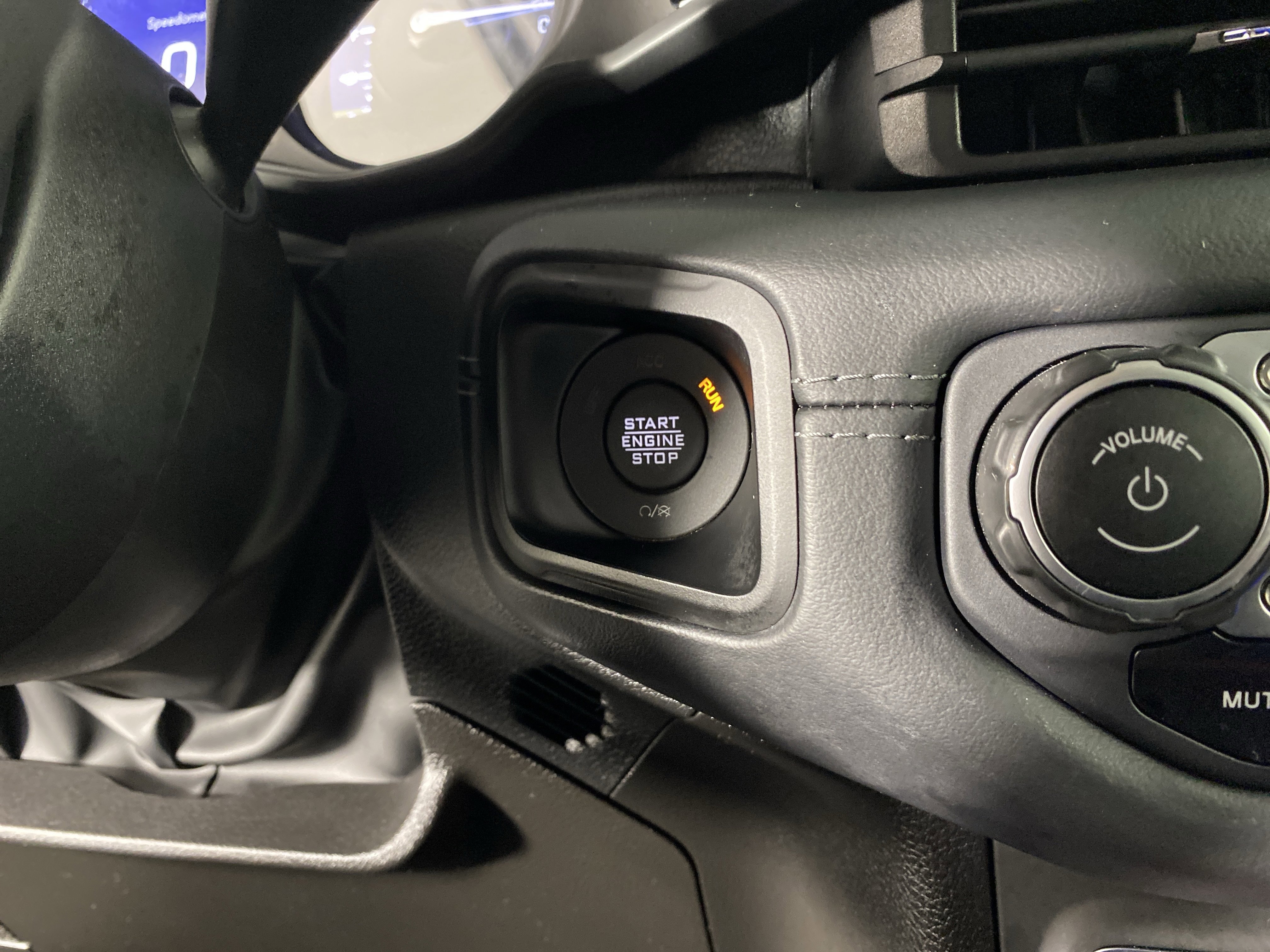 Used 2025 Jeep Wrangler Sahara AWD/4WD image 25