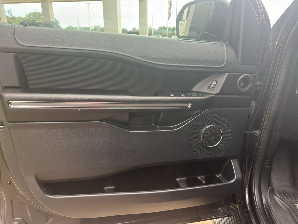 Used 2018 Ford Expedition XLT AWD/4WD image 16