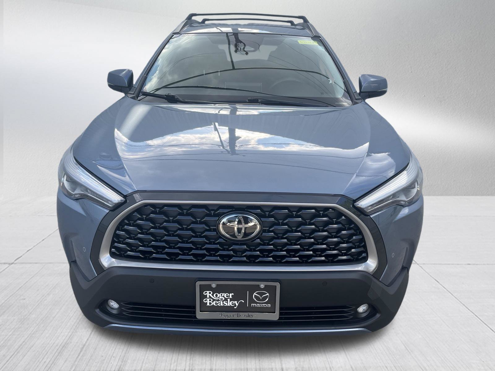 Used 2023 Toyota Corolla Cross XLE w/ Convenience Package FWD image 2
