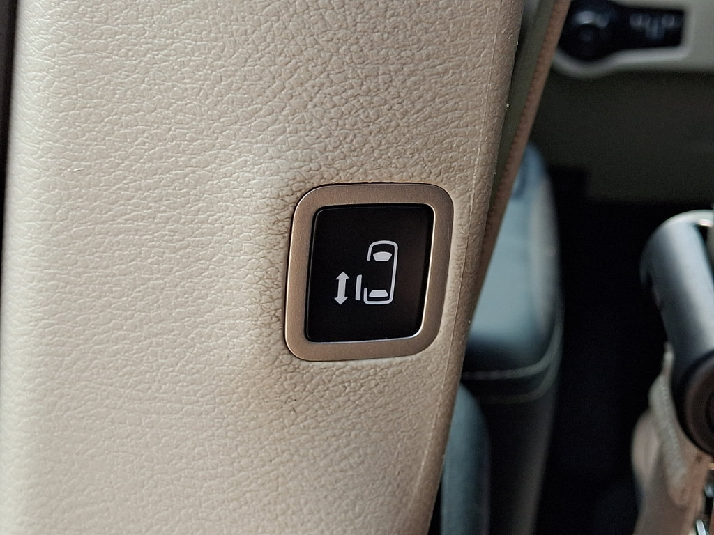 Used 2023 Chrysler Pacifica Touring-L w/ Uconnect Theater Family Group FWD image 22