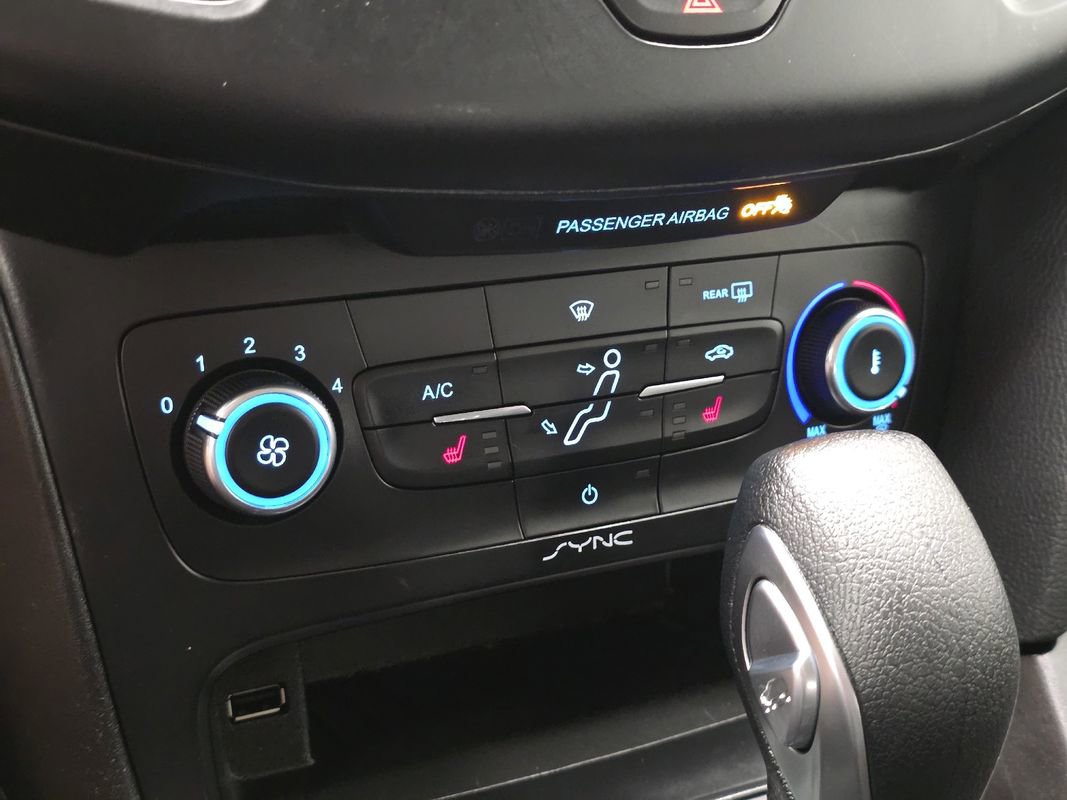 Used 2018 Ford Focus SE w/ Cold Weather Package FWD image 34