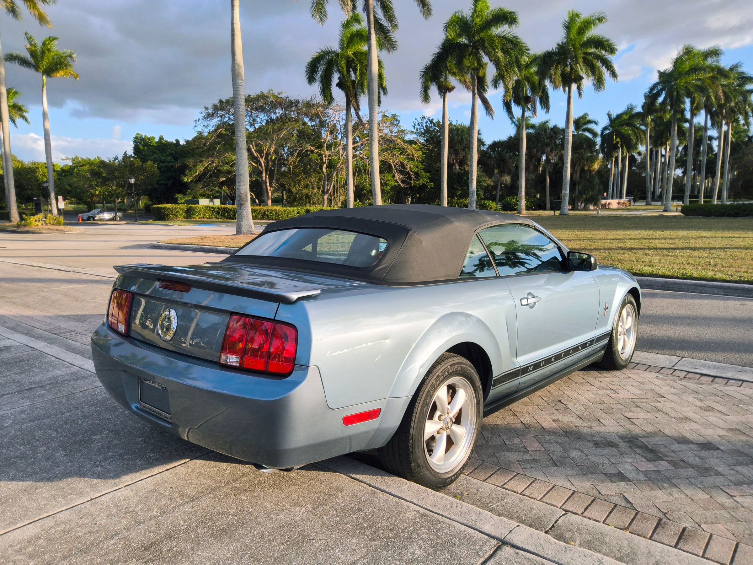 Used 2007 Ford Mustang Deluxe Convertible image 35