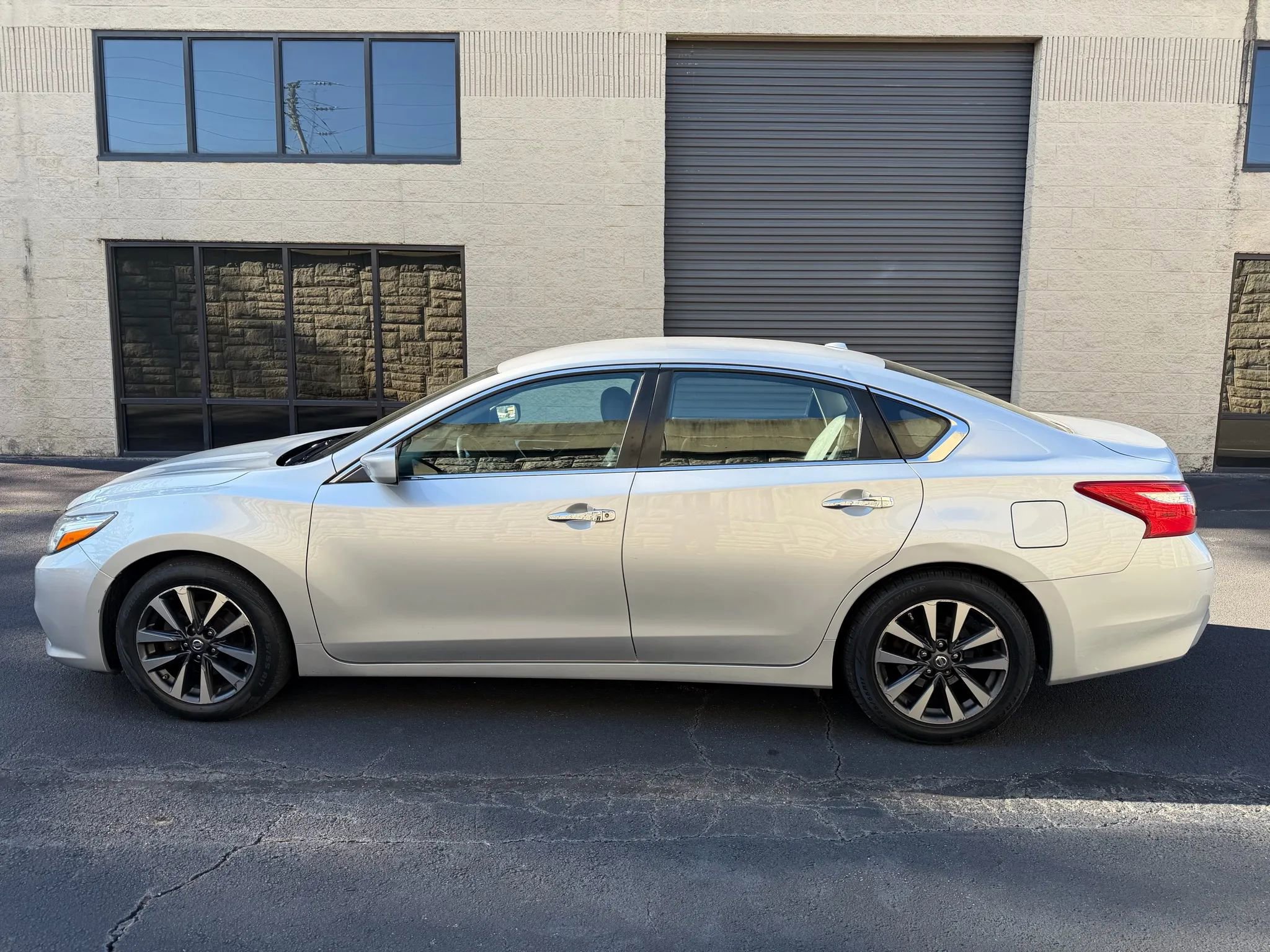 Used 2016 Nissan Altima 2.5 SV FWD image 3