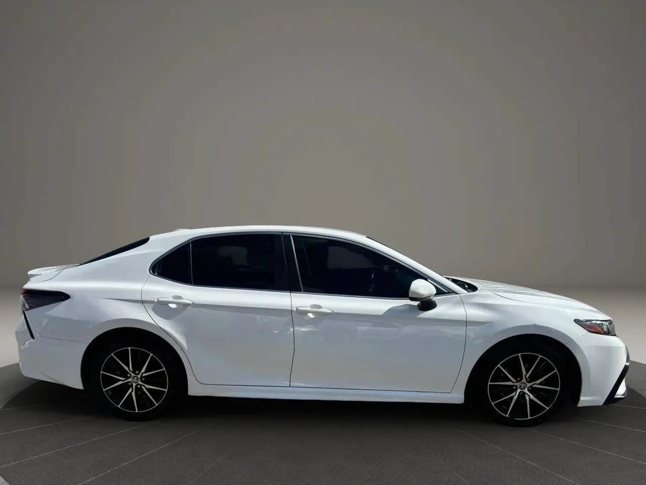 Used 2021 Toyota Camry SE FWD image 6