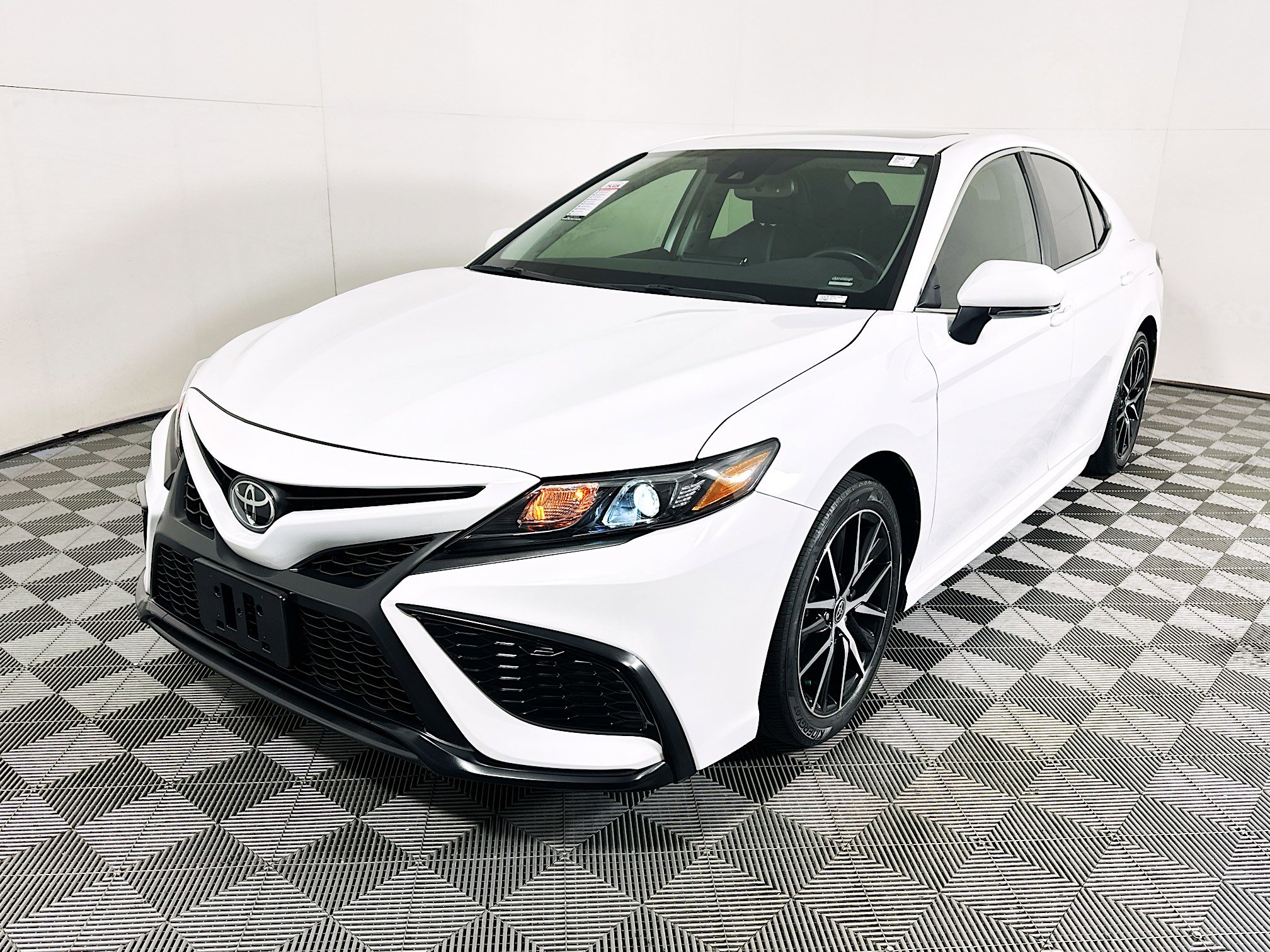 Used 2024 Toyota Camry SE w/ Convenience Package FWD image 7