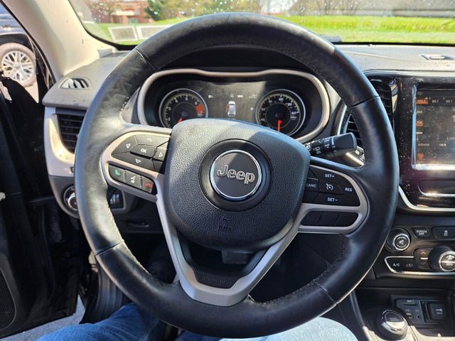 Used 2017 Jeep Cherokee Limited image 3