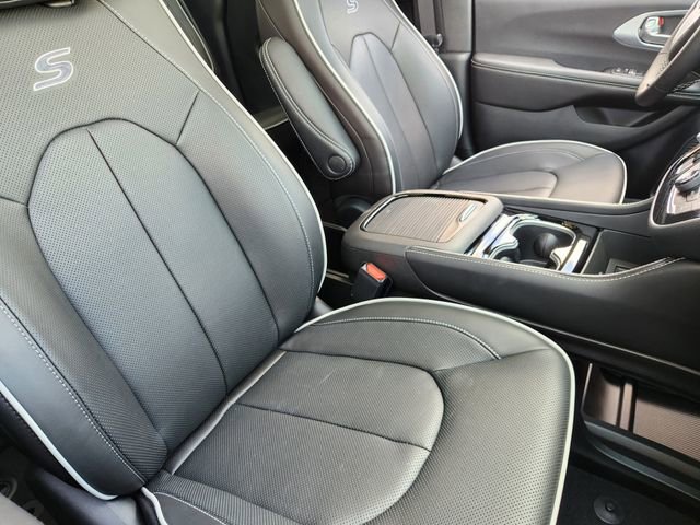 New 2026 Chrysler Pacifica Limited FWD image 10