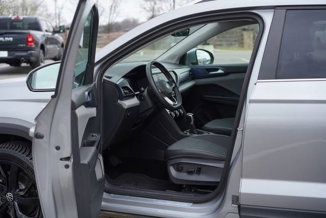 Used 2023 Volkswagen Taos SE w/ Panoramic Sunroof Package image 14