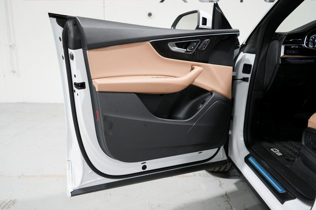 Used 2023 Audi Q8 Premium image 32