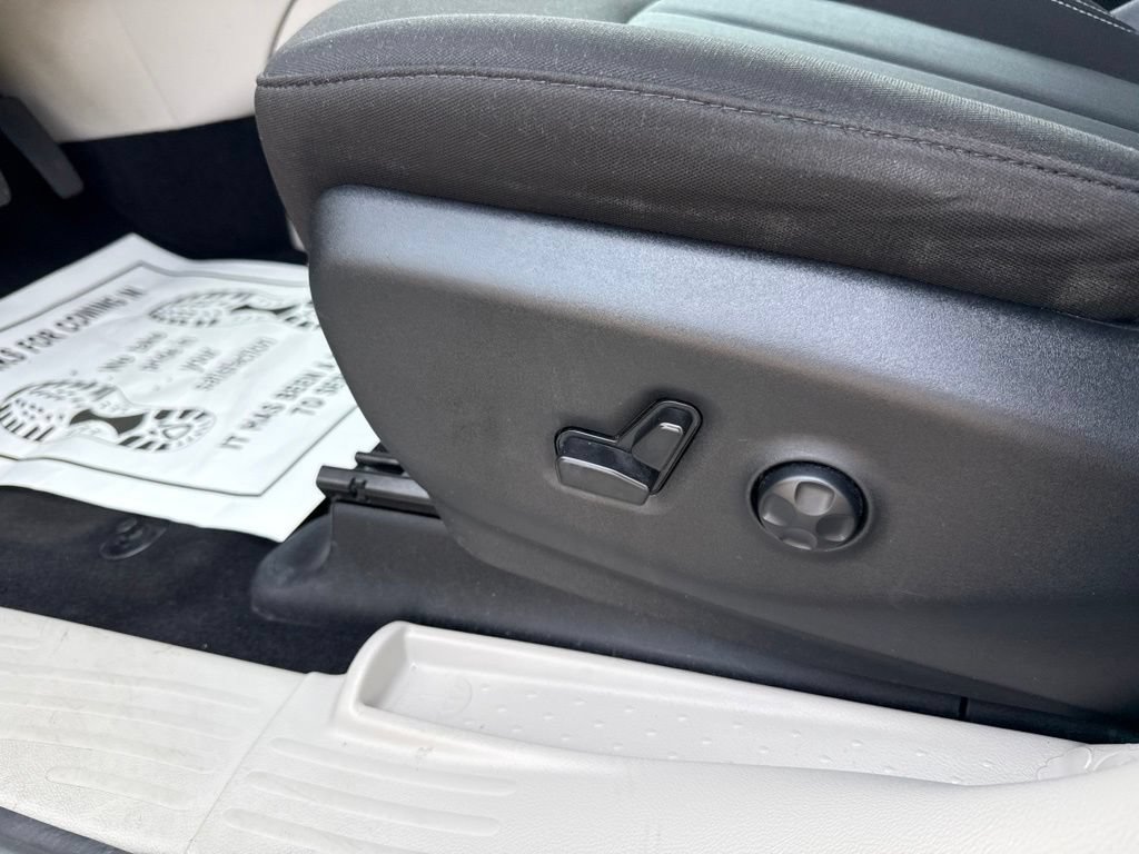 Used 2023 Chrysler Voyager LX FWD image 26
