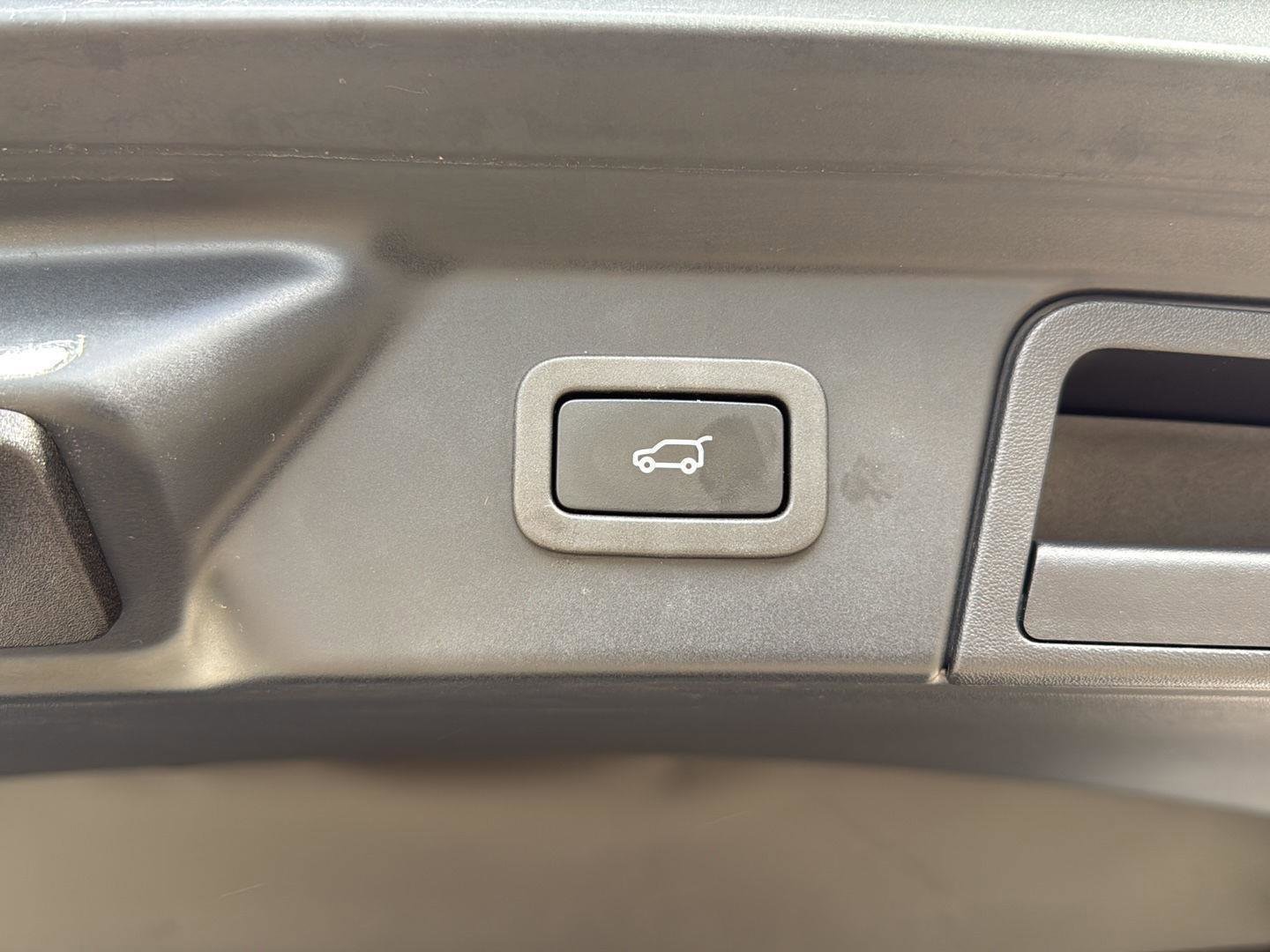 Used 2021 Land Rover Range Rover Velar R-Dynamic S image 23