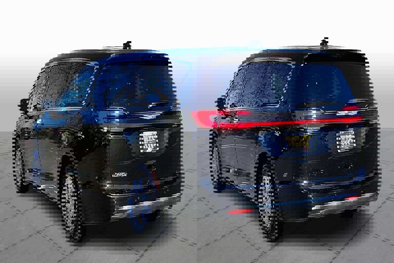 Used 2023 Chrysler Pacifica Touring-L image 11