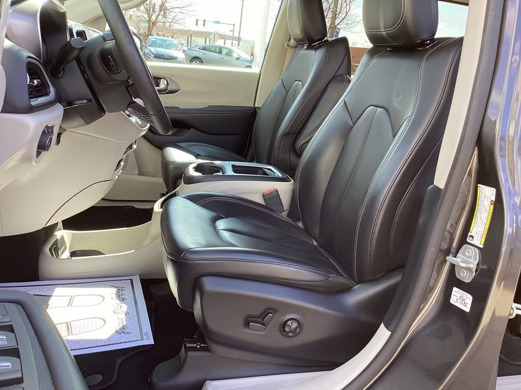 Used 2023 Chrysler Pacifica Touring-L FWD image 17