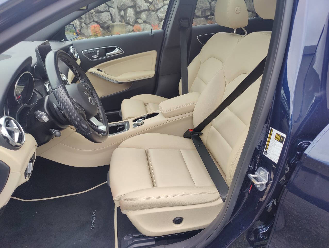 Used 2019 Mercedes-Benz GLA 250 4MATIC w/ Premium Package image 9