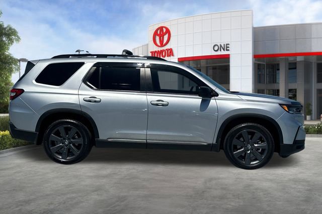 Used 2025 Honda Pilot Sport image 3