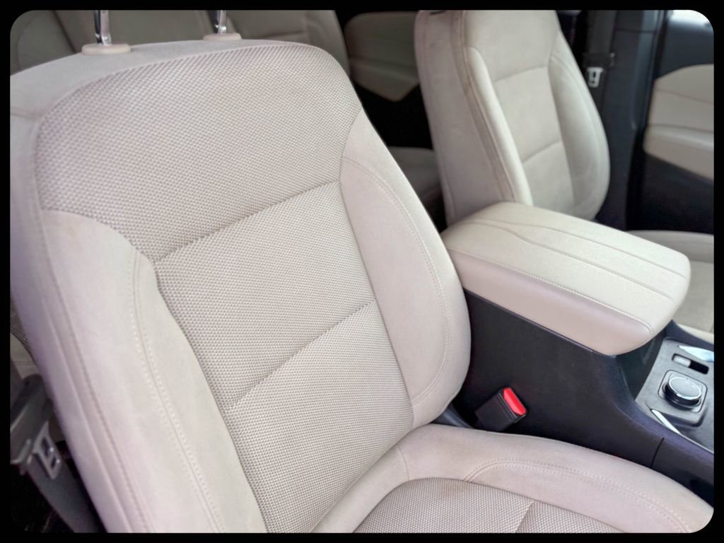 Used 2023 Chevrolet Traverse LS FWD image 14