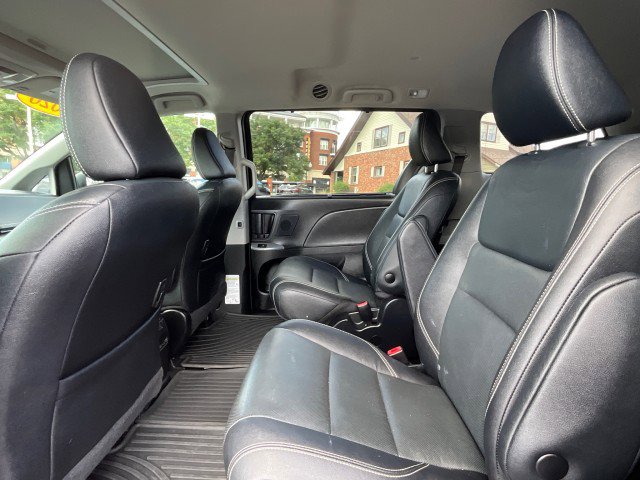Used 2020 Toyota Sienna SE image 33
