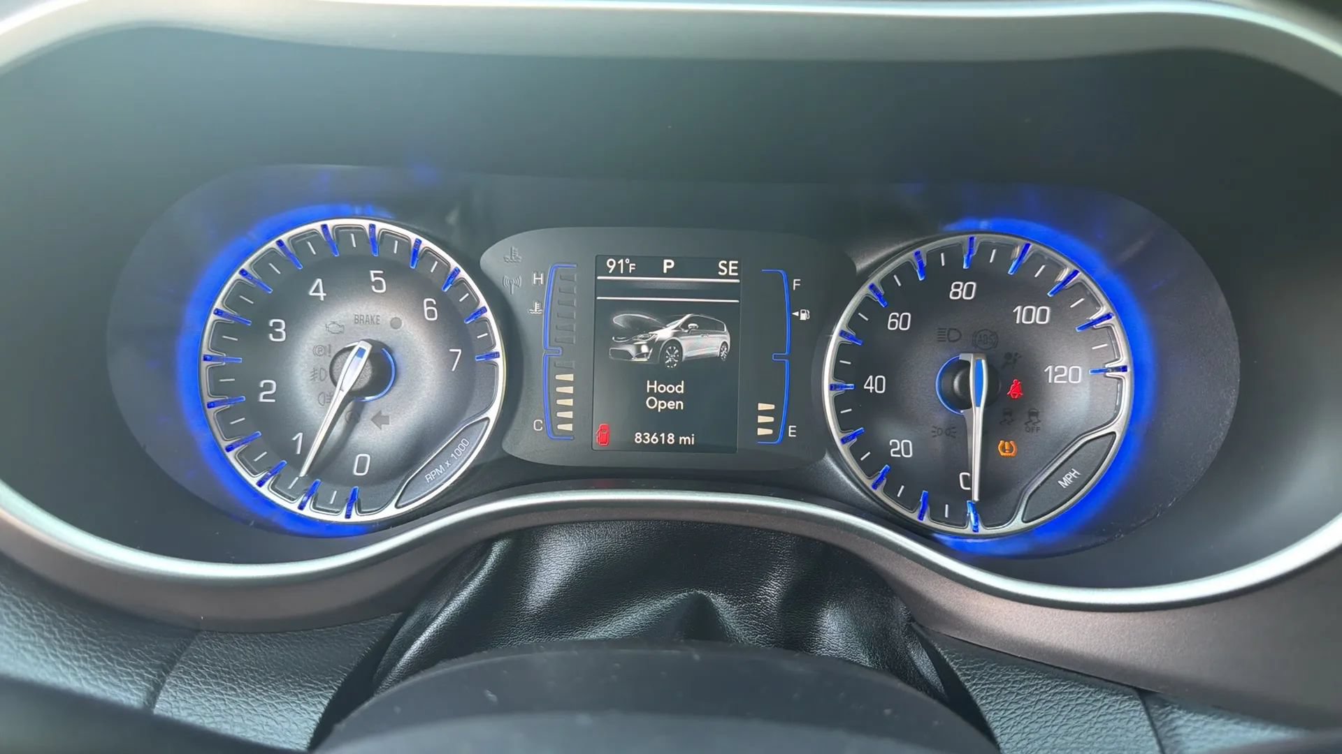 Used 2018 Chrysler Pacifica Touring-L w/ Tire & Wheel Group FWD image 13