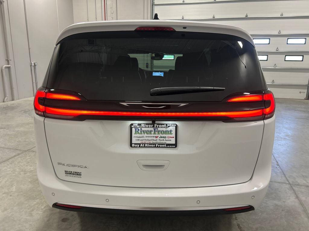 New 2027 Chrysler Pacifica Select FWD image 7