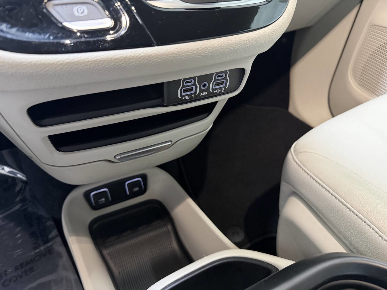 Used 2021 Chrysler Pacifica Touring-L FWD image 9
