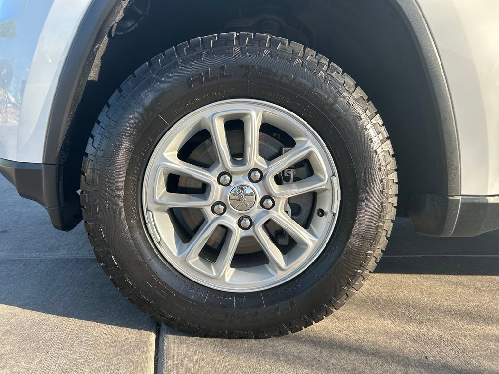 Used 2019 Jeep Grand Cherokee Laredo AWD/4WD image 31