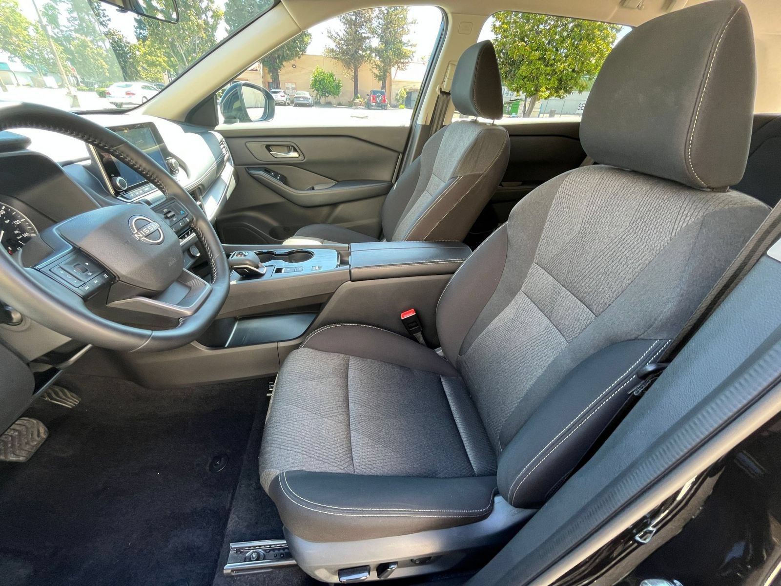 Used 2025 Nissan Rogue SV FWD image 29