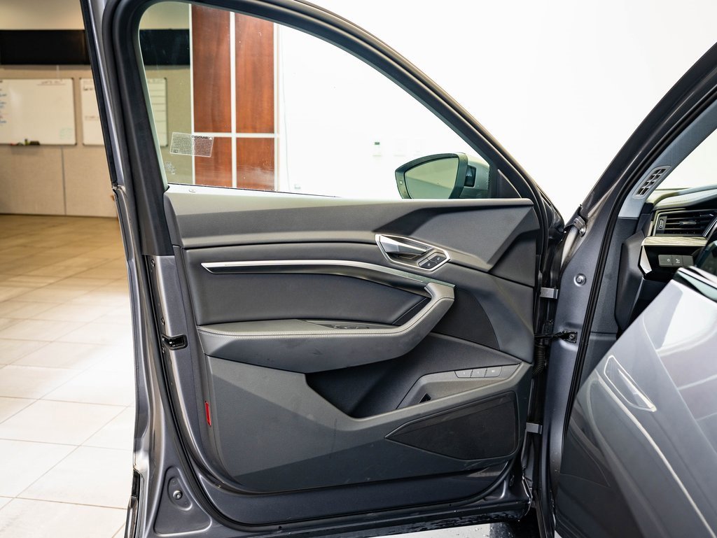 Used 2022 Audi e-tron Premium w/ Convenience Plus Package image 24