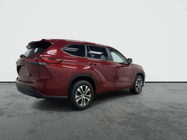 Used 2023 Toyota Highlander XLE FWD image 4