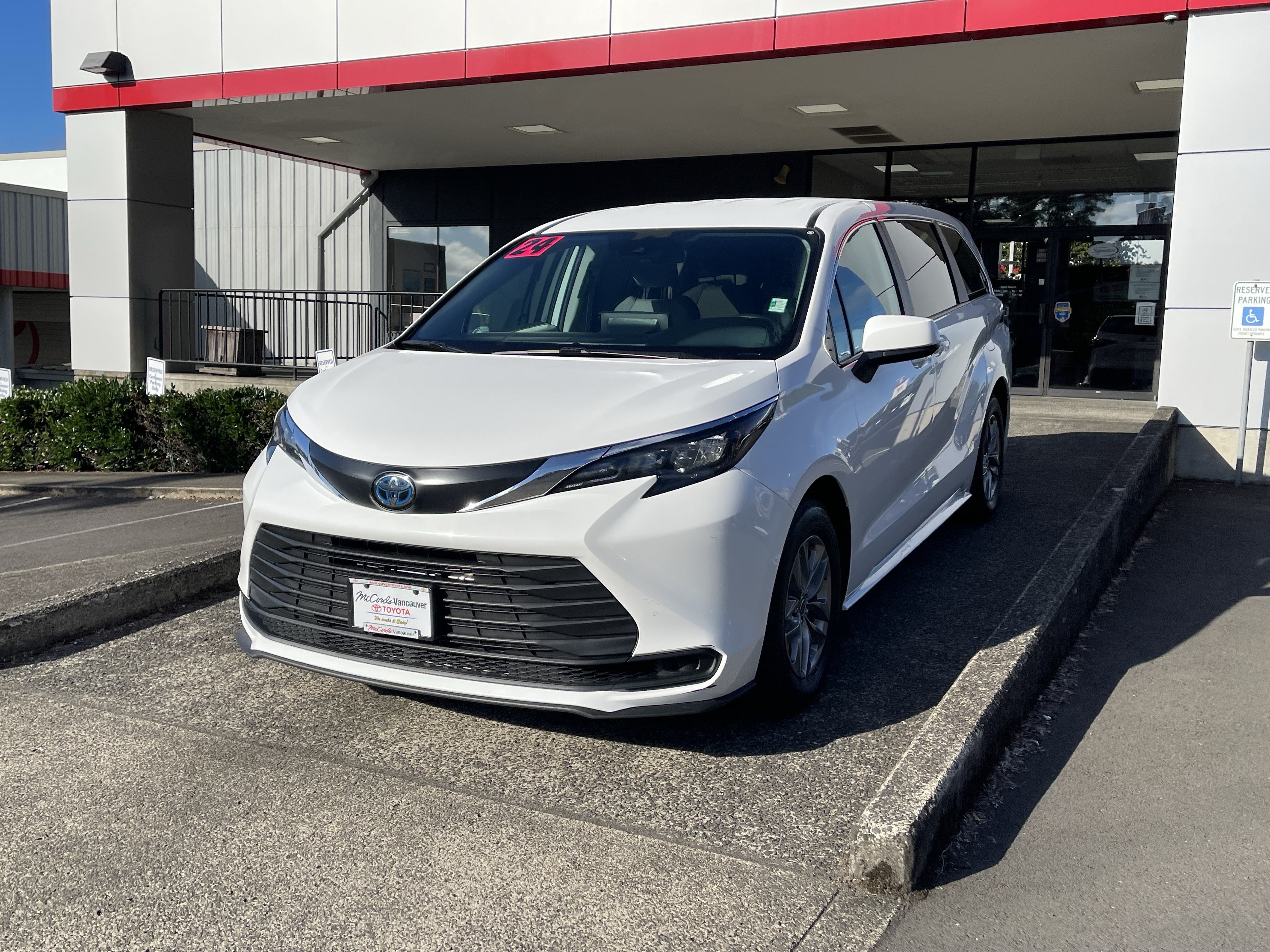 Certified 2024 Toyota Sienna LE AWD/4WD image 3