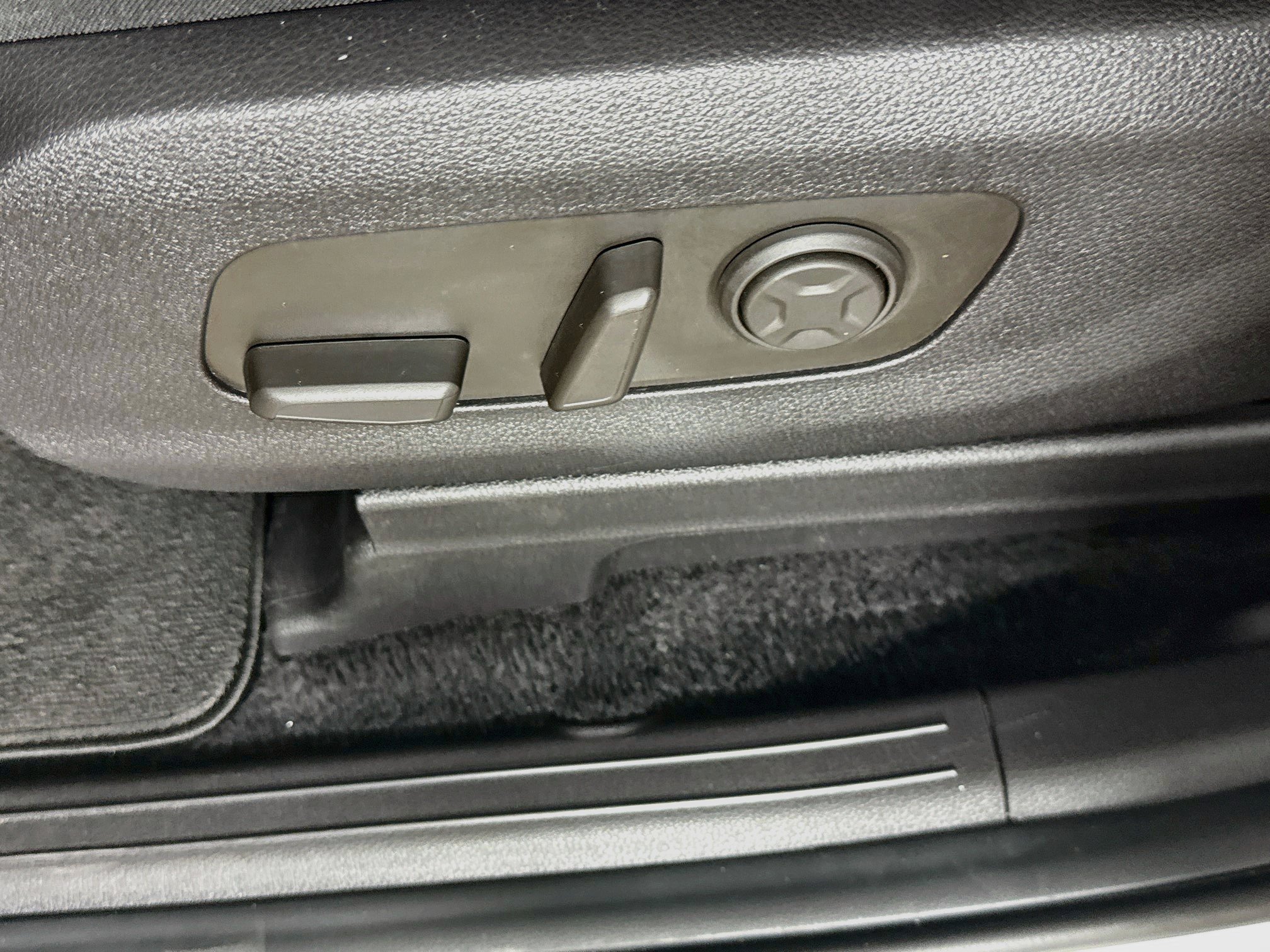 Used 2025 Kia Carnival FWD image 24