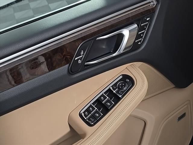 Certified 2025 Porsche Macan AWD/4WD image 16