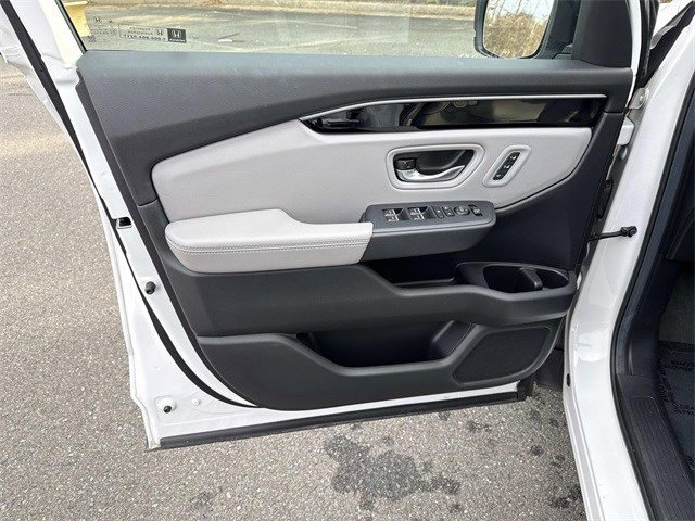 Used 2025 Honda Pilot Touring image 13