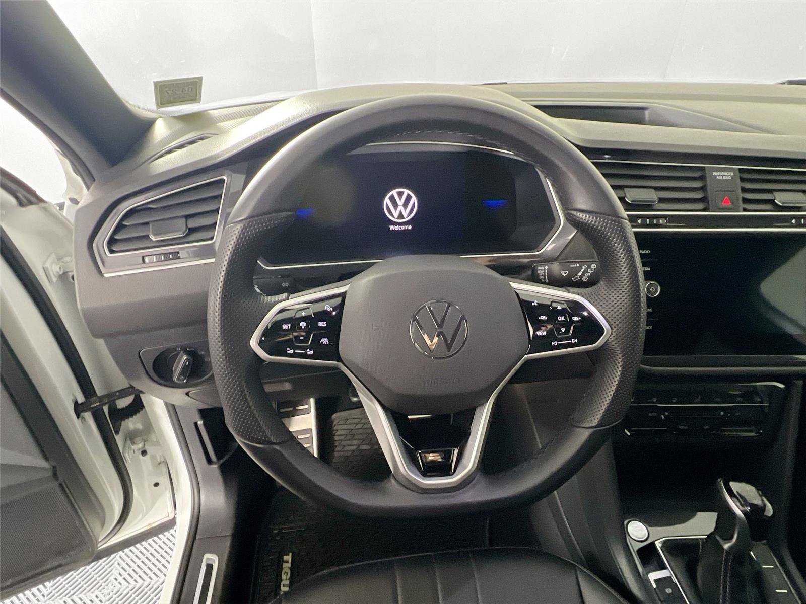 Used 2024 Volkswagen Tiguan SE R-Line AWD/4WD image 10