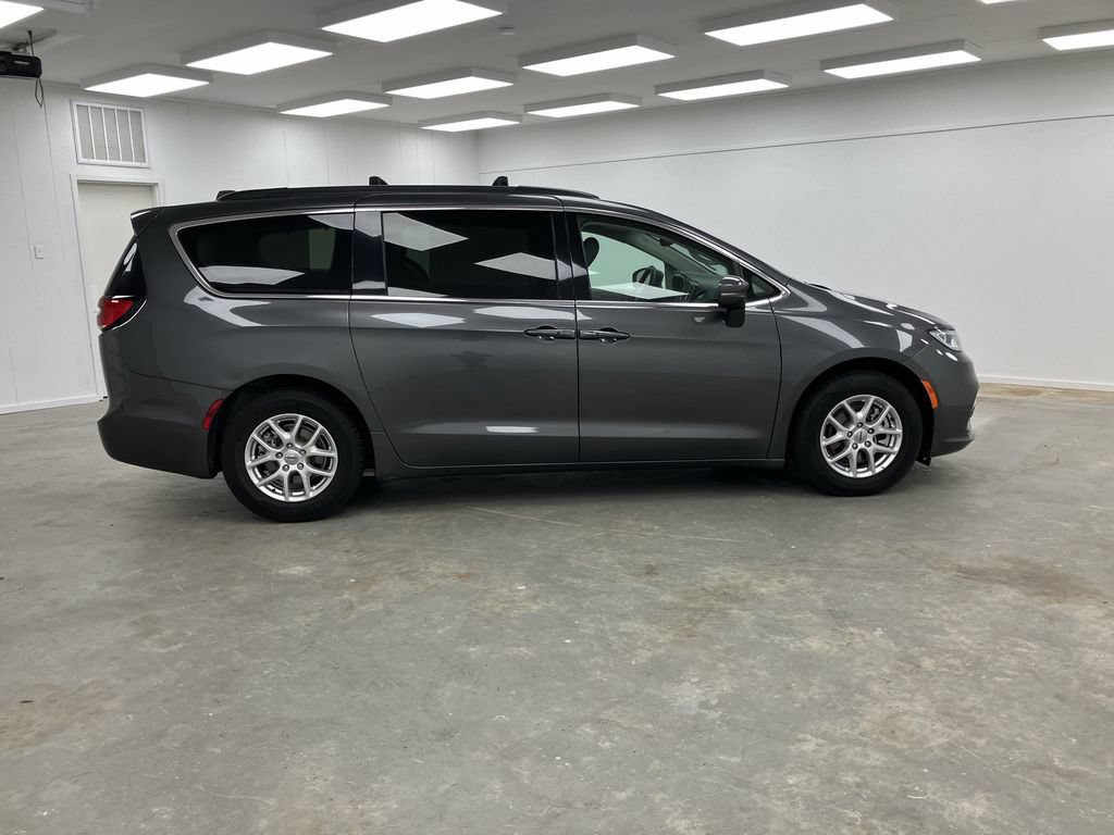 Used 2022 Chrysler Pacifica Touring-L FWD image 6