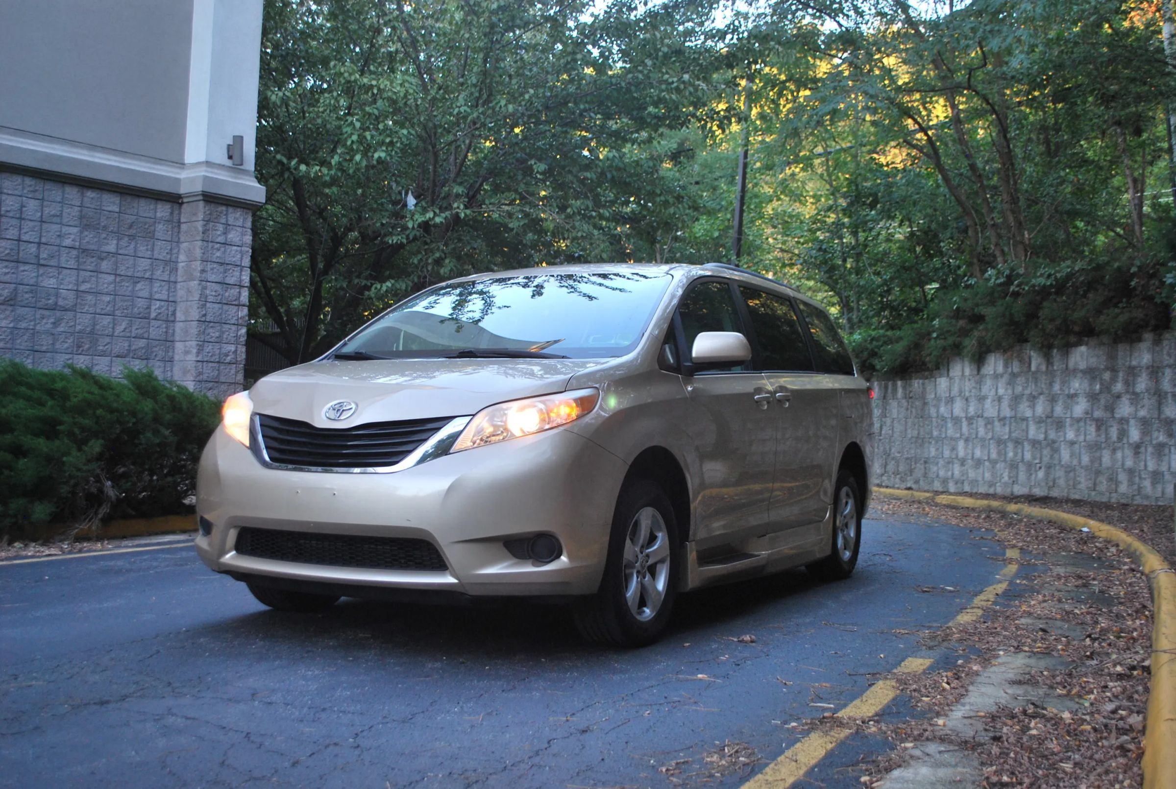 Used 2012 Toyota Sienna LE FWD image 3