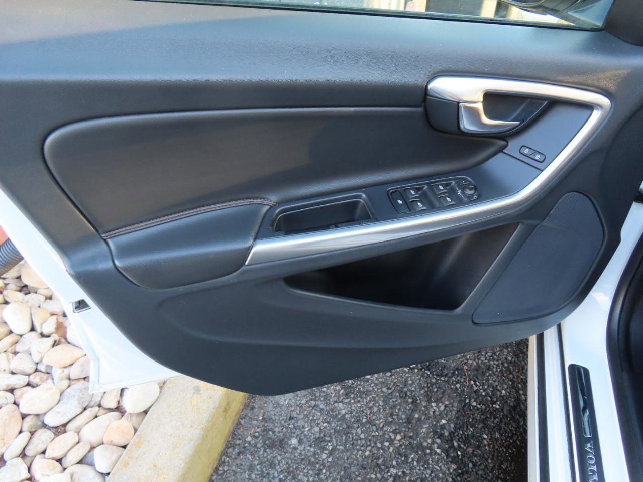 Used 2018 Volvo V60 T5 Cross Country w/ Convenience Package image 9